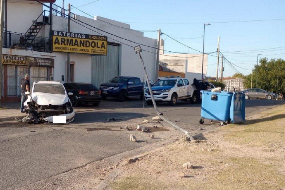 Automovista perdió el control en Av Almafuerte y choco contra una