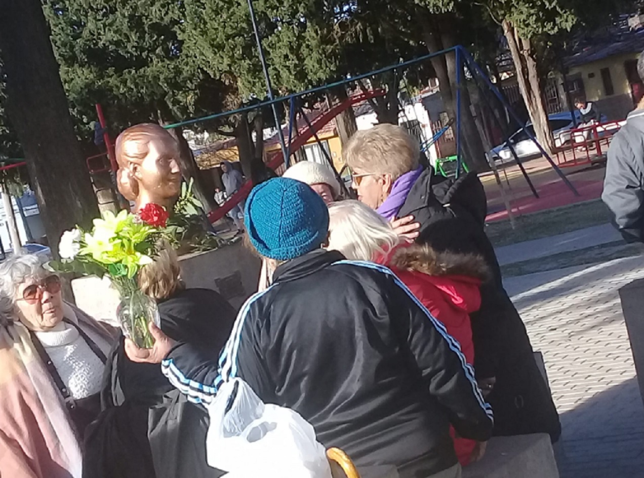 Solanas y Guzmán junto a vecinos y militantes en Plaza Eva Perón y en Unión  Árabe - Noticias | La voz 90.1