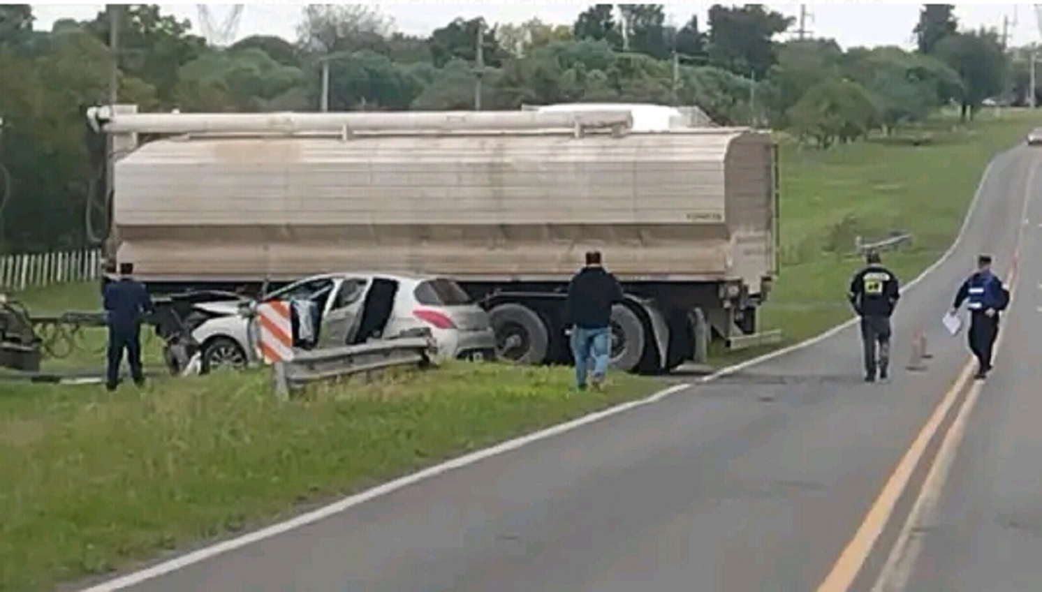 Choque entre auto y camión en ruta 12 - Noticias | La voz 90.1