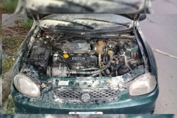 Un auto se incendio en la vía publica