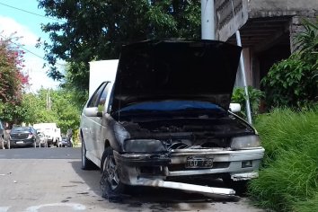 Incendiaron un auto a plena luz del día