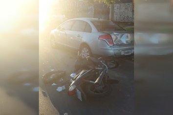 Motociclista colisionó un auto estacionado y resultó herido