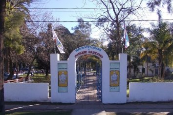 Encontraron a 4 hombres teniendo sexo con una joven en los baños del Parque Gazzano