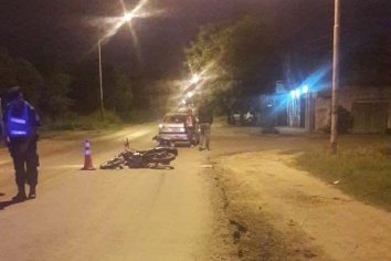 Auto frenó de golpe por una loma de burro y un motociclista lo colisionó de atrás