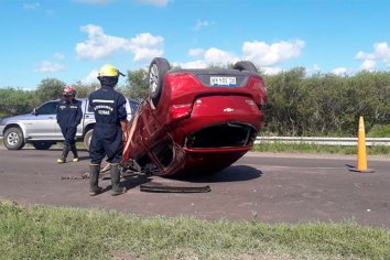 Conductor perdió el control del vehículo y termino volcando