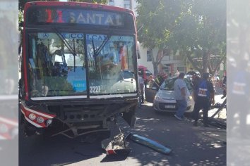 Colectivo impactó un auto: hay tres personas heridas
