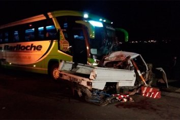 Camioneta intentó subir a la ruta y fué embestida por un colectivo: hay 4 muertos