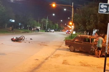 Un joven se encuentra en grave estado luego de colisionar en su moto contra un auto