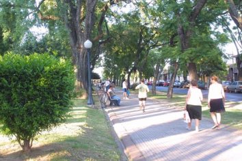 Plaza Saenz Peña: Dos mujeres salieron a correr, les abrieron la baulera de la moto y le robaron sus pertenencias