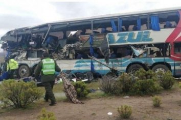 Cuatro futbolistas argentinos murieron tras desbarrancar su micro en Bolivia