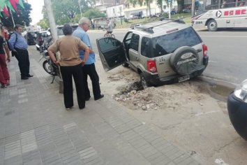 Una camioneta cayó a un pozo sin señalizar en Paraná