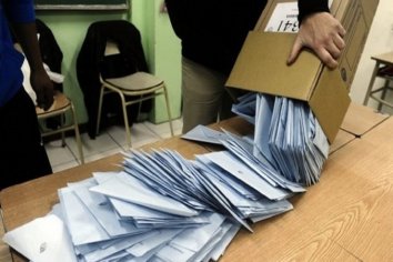 No corresponde la vía, es extemporáneo y Carbó no está legitimado.