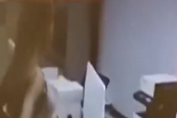 Se desnudó ante gerente de banco para conseguir préstamo: acabó escrachada