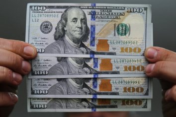 El dólar mayorista cayó y volvió a perforar la "zona" de intervención