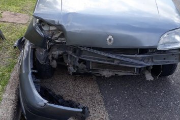 Auto colisionó fuertemente contra un árbol