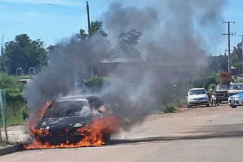 Un vehículo se incendió mientras circulaba por la calle