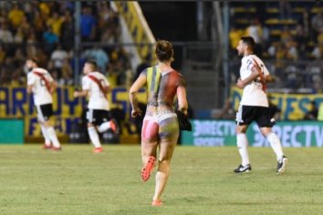 Entró a la cancha semidesnuda al partido entre River y Rosario Central : Mira el video