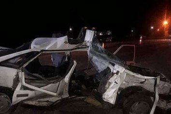 Una mujer embarazada y su pareja murieron al chocar contra un micro