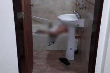La hallan muerta con un tiro en la cabeza: su ex dijo que se cayó en la bañera