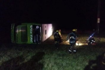 Un muerto y 30 heridos tras el vuelco de un micro en Miramar