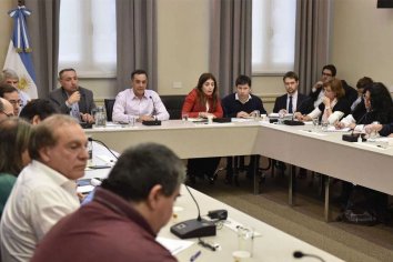 Docentes universitarios van al paro