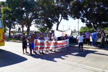 Pescadores reclaman mediante encadenamiento y cortes de tránsito