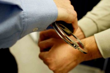 Detienen a chofer oficial sospechado de vender estupefacientes