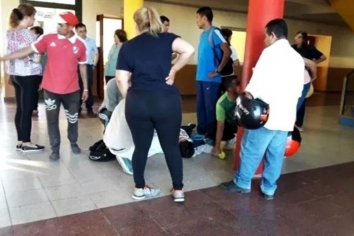 Alumno de 14 años atacó con un cuchillo a su profesora e hirió a la vicedirectora