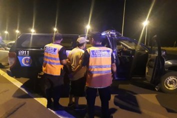 Fueron detenidos cuando circulaban por la Autovía 14 con armas y droga