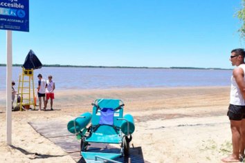 Tomaban sol en la playa y les "gatillaron" dos veces en la cabeza para robarles