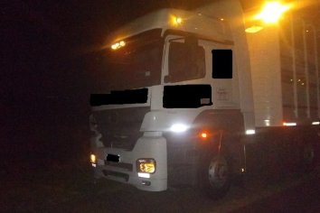 Quiso atravesar la Ruta 32 y murió tras ser embestido por un camión