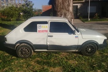 Detenido, secuestro de automóvil y elementos robados