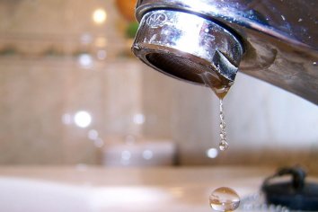 Reparan una cañería de agua en 3 de Febrero y Ambrosetti