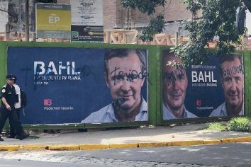 Arrancó la campaña y la inmundicia tardó poco en surgir con actos aborrecibles
