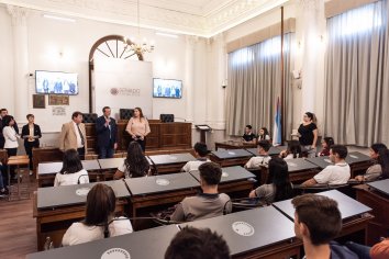 Bahl alentó a los jóvenes: “que su voz se siga escuchando”