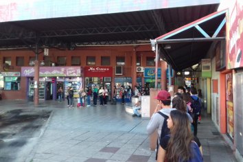 Largas colas para tomar el colectivo a Santa Fe