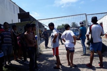 Con un toma pacífica, trabajadores reclaman a intendente de Cambiemos que pague los sueldos adeudados