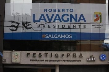 Sandalias con medias, el logo de Lavagna