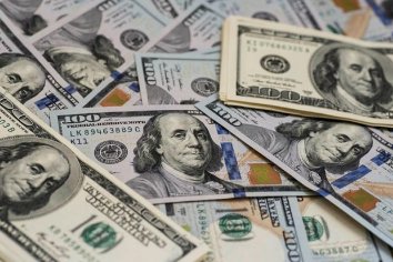 El dolar ya acaricia los 43 pesos