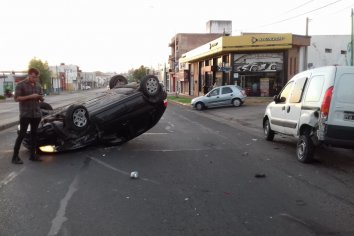 Violento choque y vuelco sobre calle Almafuerte
