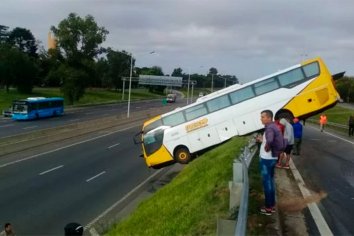 Un micro quedo colgado luego de chocar con el guardarrail