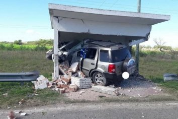 Fatal accidente en la Ruta 12: Un hombre murió luego de incrustarse con su camioneta en una garita
