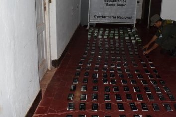 En micro de larga distancia contrabandeaban 187 celulares alta gama