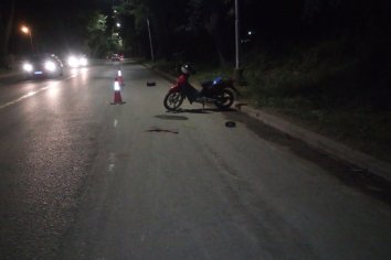 Un joven perdió el control y cayo fuertemente sobre el asfalto