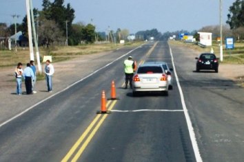 Un conductor arrastró 80 metros a un policía para evadir un control vehicular