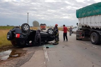 Una familia de Paraná volcó en ruta de Córdoba tras chocar con camión