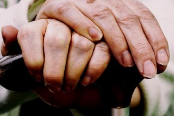 Engañaron a una anciana, la ataron de pies y manos y le robaron