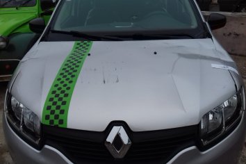 Grúa destrozó el frente de un automóvil