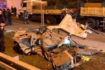 La Policía los quiso detener y chocaron contra un camión: murieron cuatro jóvenes