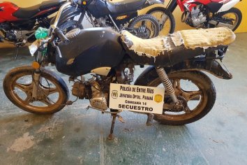 La policía encontró una moto en una zanja